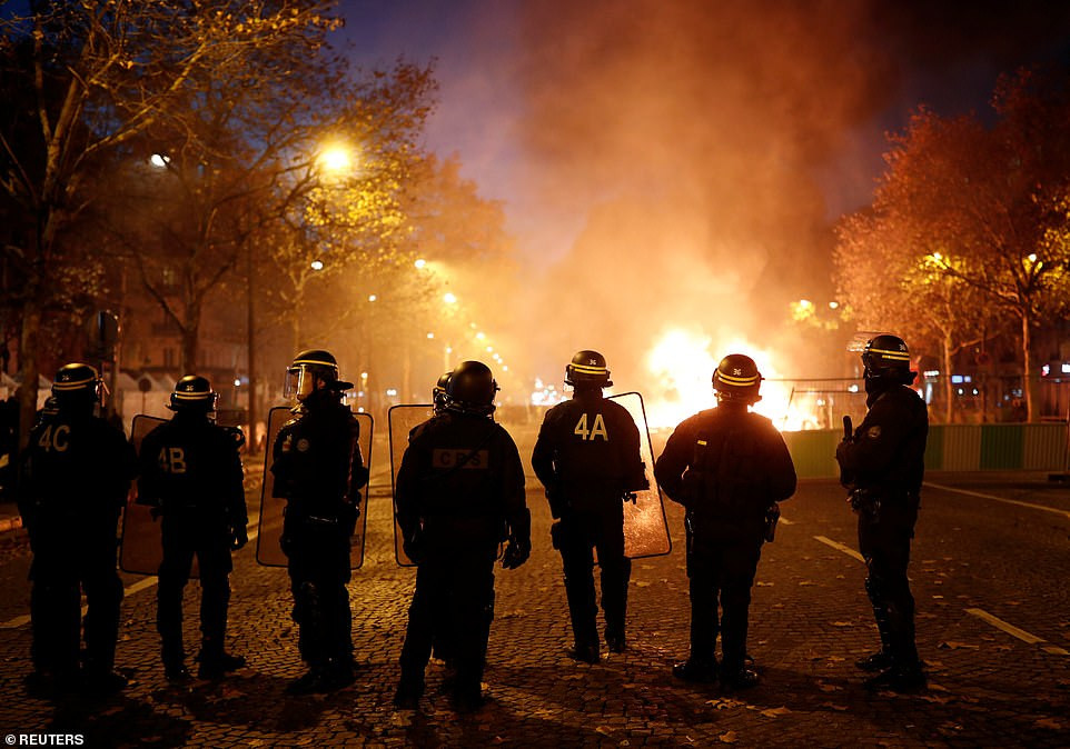 Cuộc biểu tình trở nên bạo lực và tiếp tục hỗn độn cho tới buổi tối, khi cảnh sát ổn định phần lớn khu vực. Cơ quan chức năng cho biết 19 người bị thương trong các cuộc đối đầu, bao gồm 4 cảnh sát. Khoảng 40 người đã bị bắt.