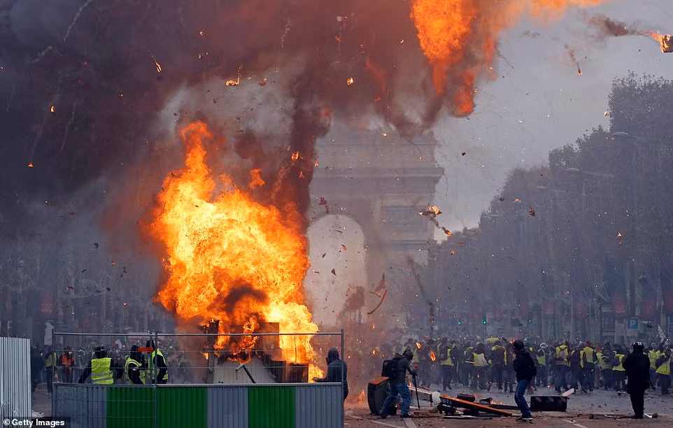 Bieu tinh hon loan o thu do Paris: Tong thong Macron phan ung gay gat