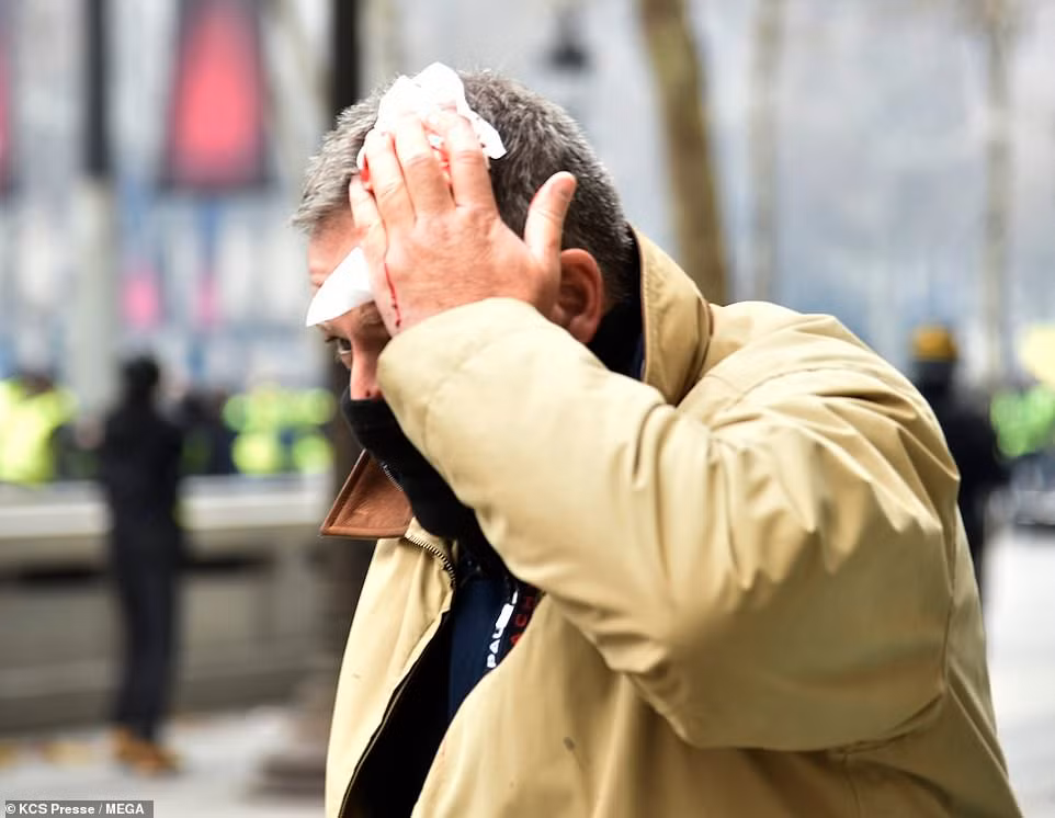 Dù vậy, sáng sớm 24/11, một số người cố gắng phá vỡ hàng rào của cảnh sát. Họ đốt lửa, phá các tấm biển trên phố, rào chắn, lấy đá từ nền đường lên ném vào cảnh sát trong khi hét to những câu khẩu hiệu chống lại Tổng thống Macron.