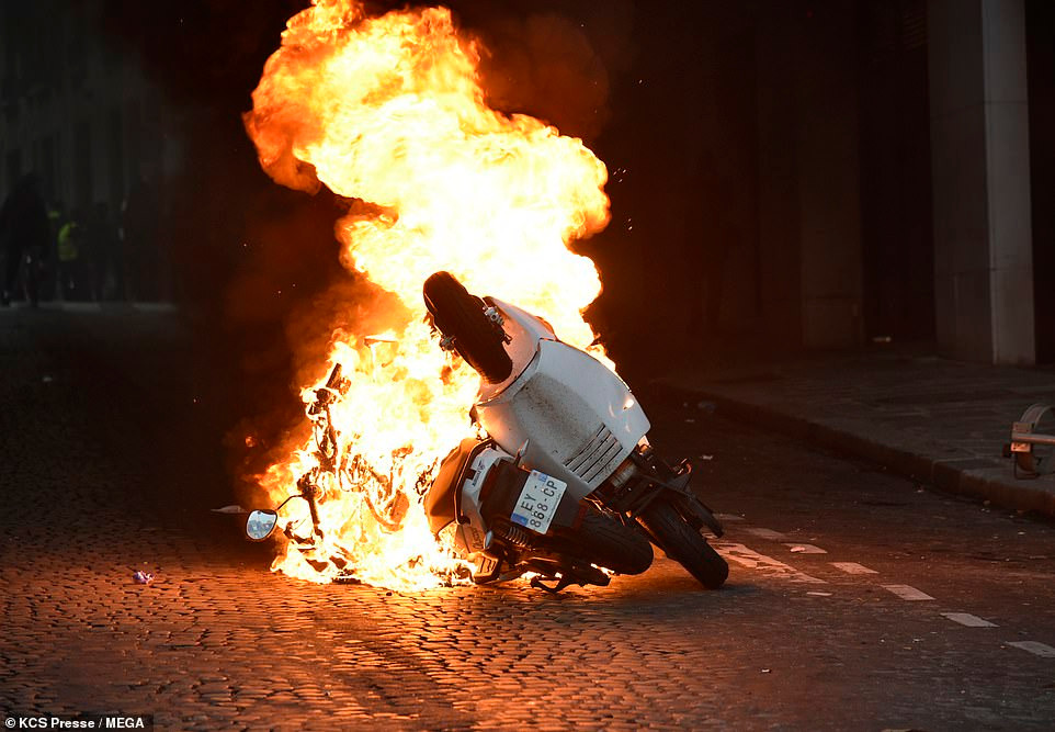 Tại những nơi khác trên toàn nước Pháp, biểu tình phản đối diễn ra khắp nơi. Hàng loạt vật cản chắn đường được dựng lên để làm chậm các tuyến đường chính. Một số trạm thu phí bị “chiếm” và phải để xe cộ đi qua. Có những đụng độ nhỏ xảy ra, hơn 130 người bị bắt trên toàn nước Pháp.