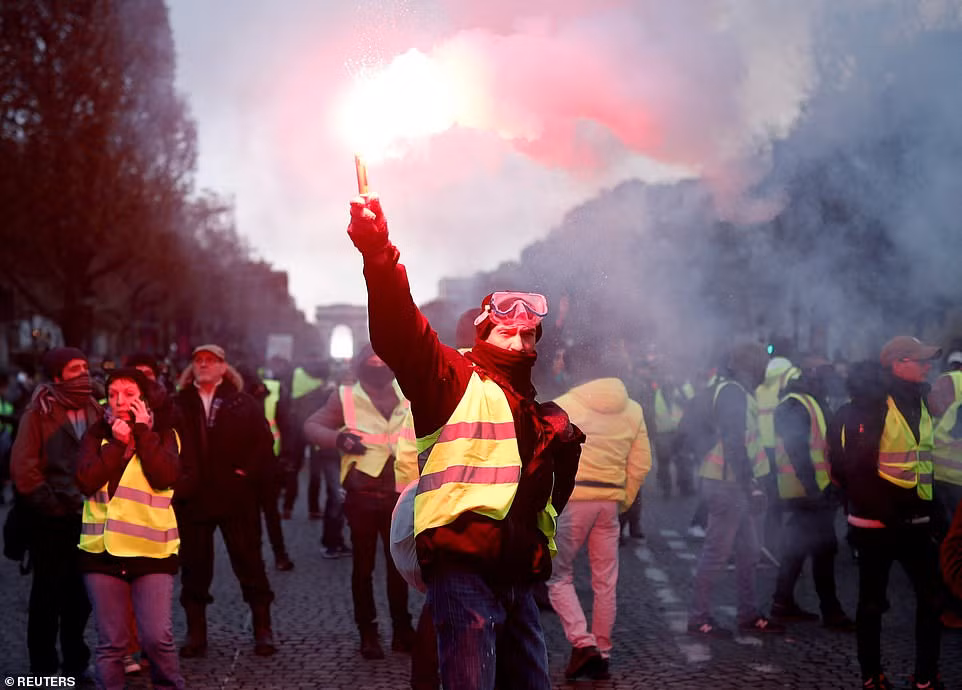 Bộ trưởng Nội vụ Pháp Christophe Castaner cáo buộc những người biểu tình bị ảnh hưởng bởi lãnh đạo đảng cực hữu Đại hội Quốc gia Pháp (National Rally), Marine Le Pen. Đáp lại, bà Le Pen buộc tội ông Castaner thiếu trung thực.