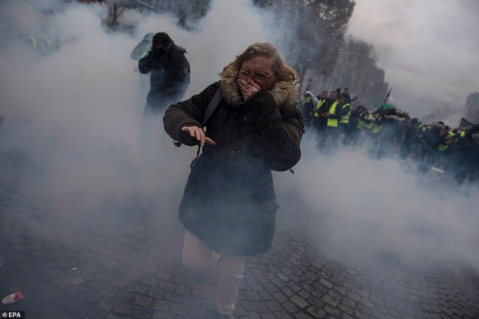 Trong bài đăng trên Twitter, Tổng thống Pháp ca ngợi sự dũng cảm và chuyên nghiệp của lực lượng an ninh. Ông nói: “Thật đáng xấu hổ cho những người tấn công họ. Đáng xấu hổ cho những người tấn công các công dân khác và nhà báo.” Truyền thông Pháp cho biết một số phóng viên đã bị tấn công ở các thành phố phía Nam Toulouse và Beziers.