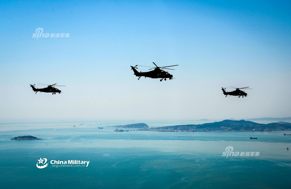 Tốc độ bay tối đa của Z-10 vào khoảng 270 km/h, tốc độ hành trình đạt 230 km/h, tầm bay tối đa 800 km và trần bay 6400 mét. Trực thăng được trang bị vũ khí chính bao gồm 1 khẩu pháo cỡ nòng 23x115 và 4 giá treo cứng. Nguồn ảnh: Chinamilitary.