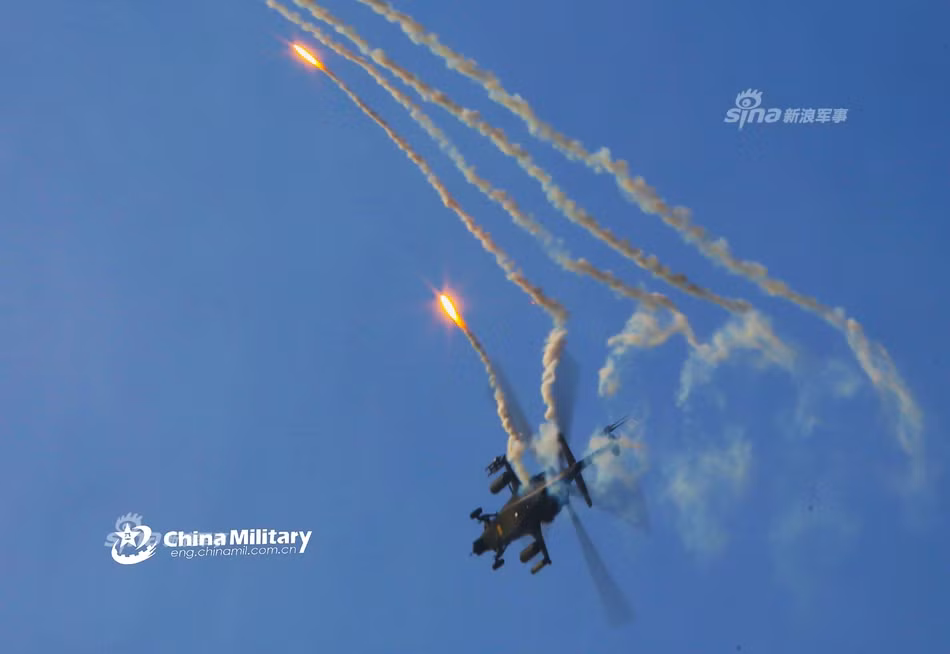 Theo đó các trực thăng Z-10 sẽ làm nhiệm vụ yểm trợ cho trực thăng vận tải, đảm bảo an toàn cho hành lang trên không để chuyển quân, dọn sạch bãi đáp và yểm trợ tiến công cho bộ binh mặt đất khi cần. Nguồn ảnh: Chinamilitary.