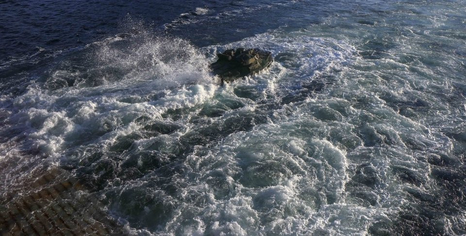 Không chỉ đưa được binh lính vào bờ, thiết giáp AAV-7 còn có khả năng đưa binh lính áp sát vào tận chiến hào của đối phương. Nguồn ảnh: BI.