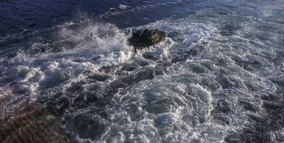 Không chỉ đưa được binh lính vào bờ, thiết giáp AAV-7 còn có khả năng đưa binh lính áp sát vào tận chiến hào của đối phương. Nguồn ảnh: BI.