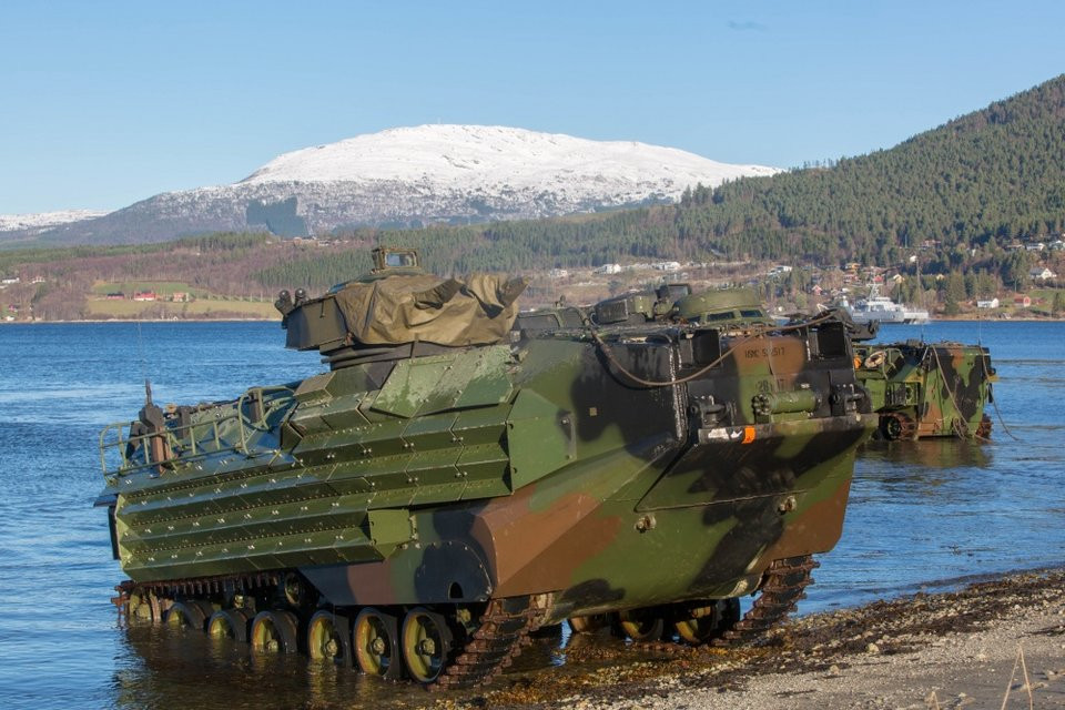 Tổng cộng có 12 thiết giáp lưỡng cư, 6 thiết giáp hạng nhẹ, 21 xe bánh lốp cơ động thực hiện cuộc đổ bộ này. Nguồn ảnh: BI.