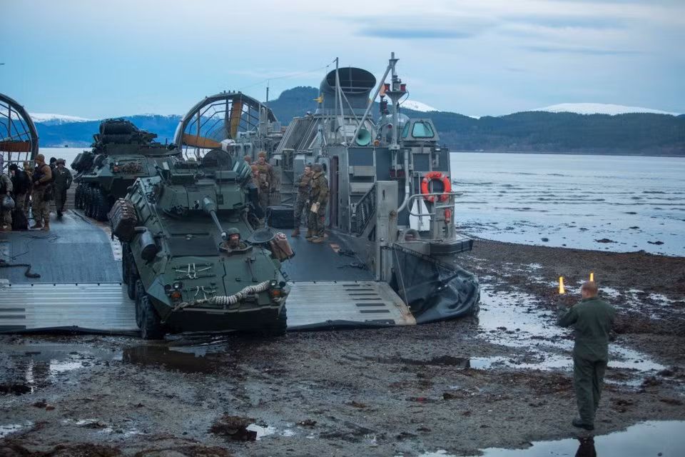 Xe chiến đấu bộ binh bánh lốp của Đơn vị Thuỷ quân Lục chiến Mỹ số 24 tràn xuống bãi biển từ tàu đệm khí. Nguồn ảnh: BI.