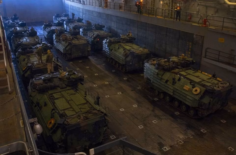 Hàng loạt thiết giáp lưỡng cư AAV-7 xếp hàng trong tàu vận tải chuẩn bị đổ bộ lên bờ biển Na Uy. Nguồn ảnh: BI. 