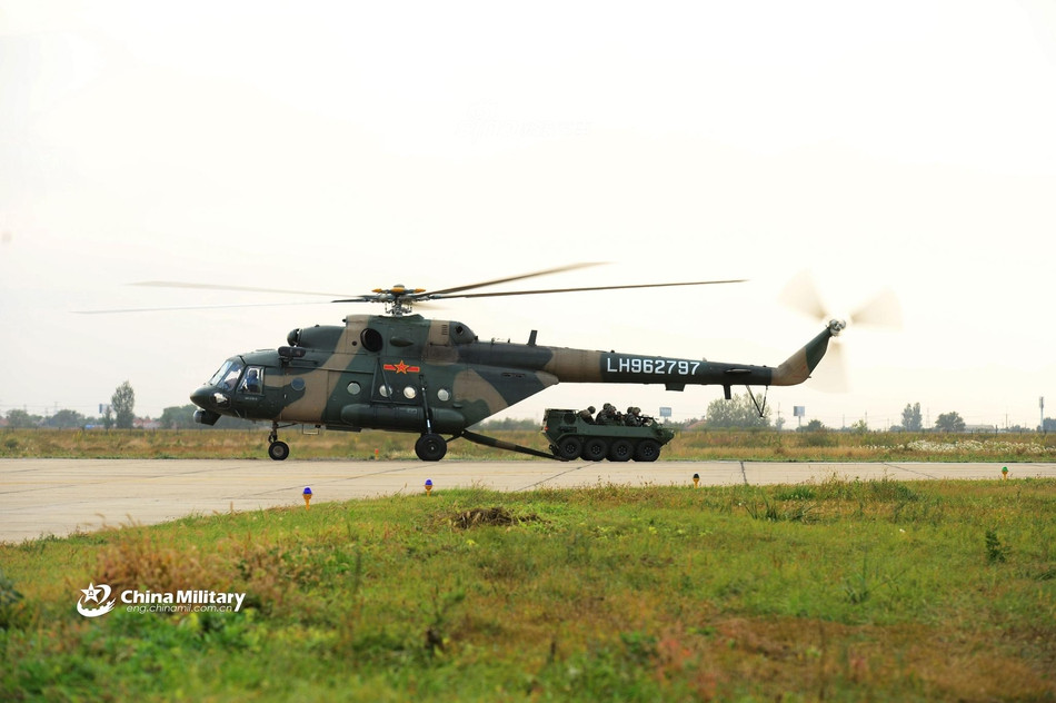 Hãng trực thăng Nga Russian Helicopter vừa trưng bày hai trực thăng đời mới của họ bao gồm một chiếc Ansat và một chiếc Mi-171A2 tại Triển lãm Hàng không Chu Hải vừa mới diễn ra tại Trung Quốc. Nguồn ảnh: Renmin.