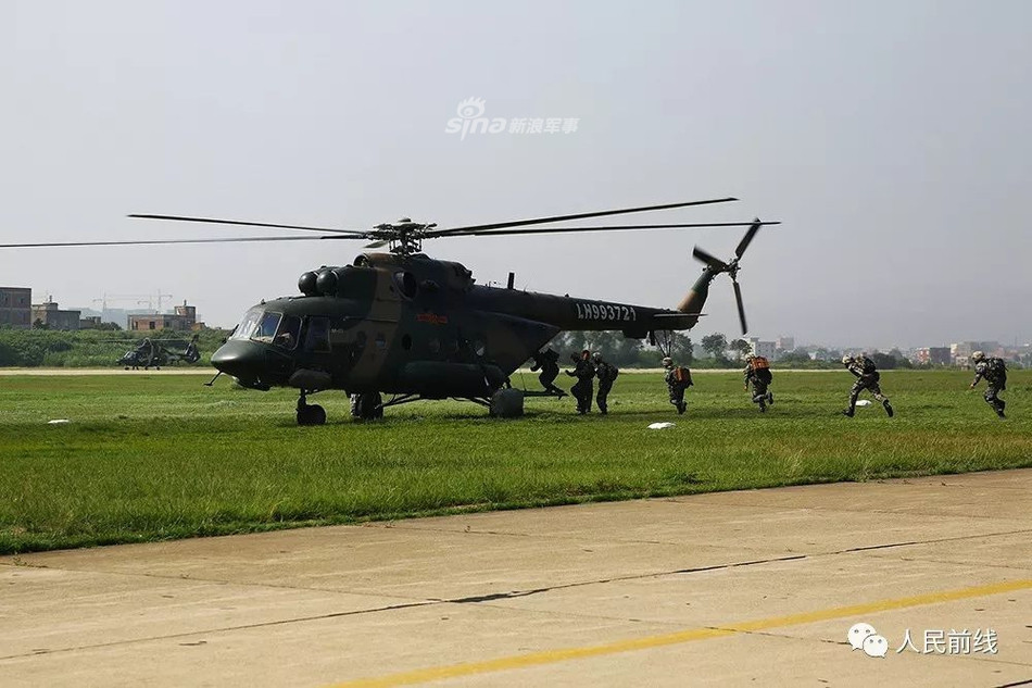 So với Mi-8/17, tốc độ của Mi-171A2 nhanh hơn 10 % và khả năng tải tăng lớn hơn 25%. Hệ thống buồng lái được cải tiến với nhiều thiết bị điện tử hỗ trợ cũng cho phép phi hành đoàn giảm xuống chỉ còn hai người. Nguồn ảnh: Renmin.