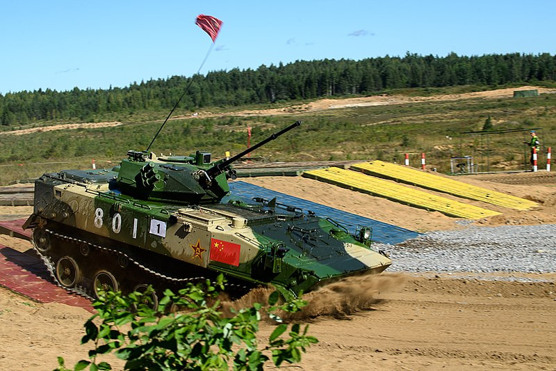 Thiết giáp có tổ lái chính ba người bao gồm một lái xe, một xạ thủ và một chỉ huy kiêm điện đài viên. Mặc dù có chiều dài lên tới gần 8 mét nhưng ZBD-03 chỉ chở được tối đa 5 lính với đầy đủ trang bị. Nguồn ảnh: Sina.