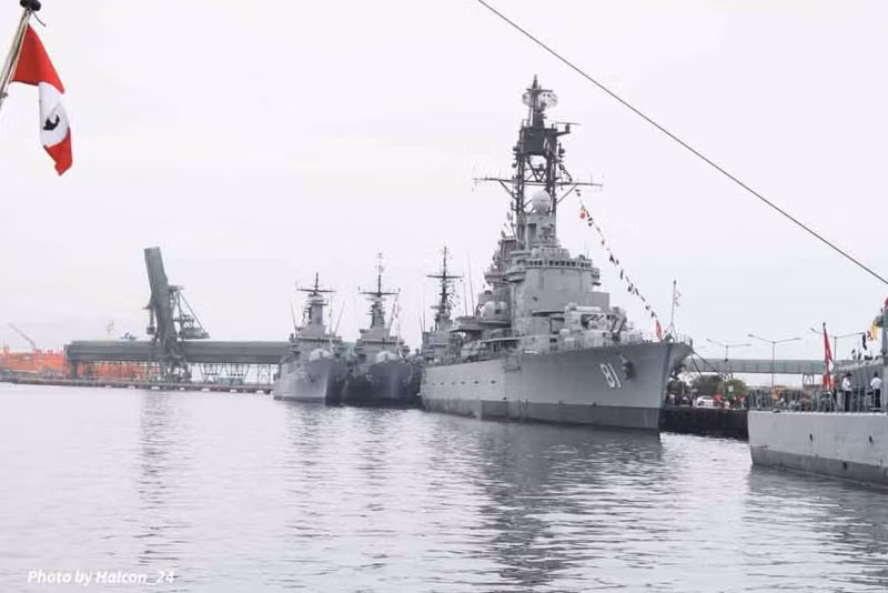 Tàu có biên chế thuỷ thủ đoàn bao gồm 47 sĩ quan chỉ huy và... 606 thuỷ thủ đoàn. Do được đóng theo công nghệ cũ, De Ruyter hoàn toàn không phù hợp với kiểu tác chiến toàn tên lửa sau này. Mặc dù vậy nó cũng phục vụ được trong biên chế Hải quân Hà Lan tới hơn 20 năm. Nguồn ảnh: Halcon.