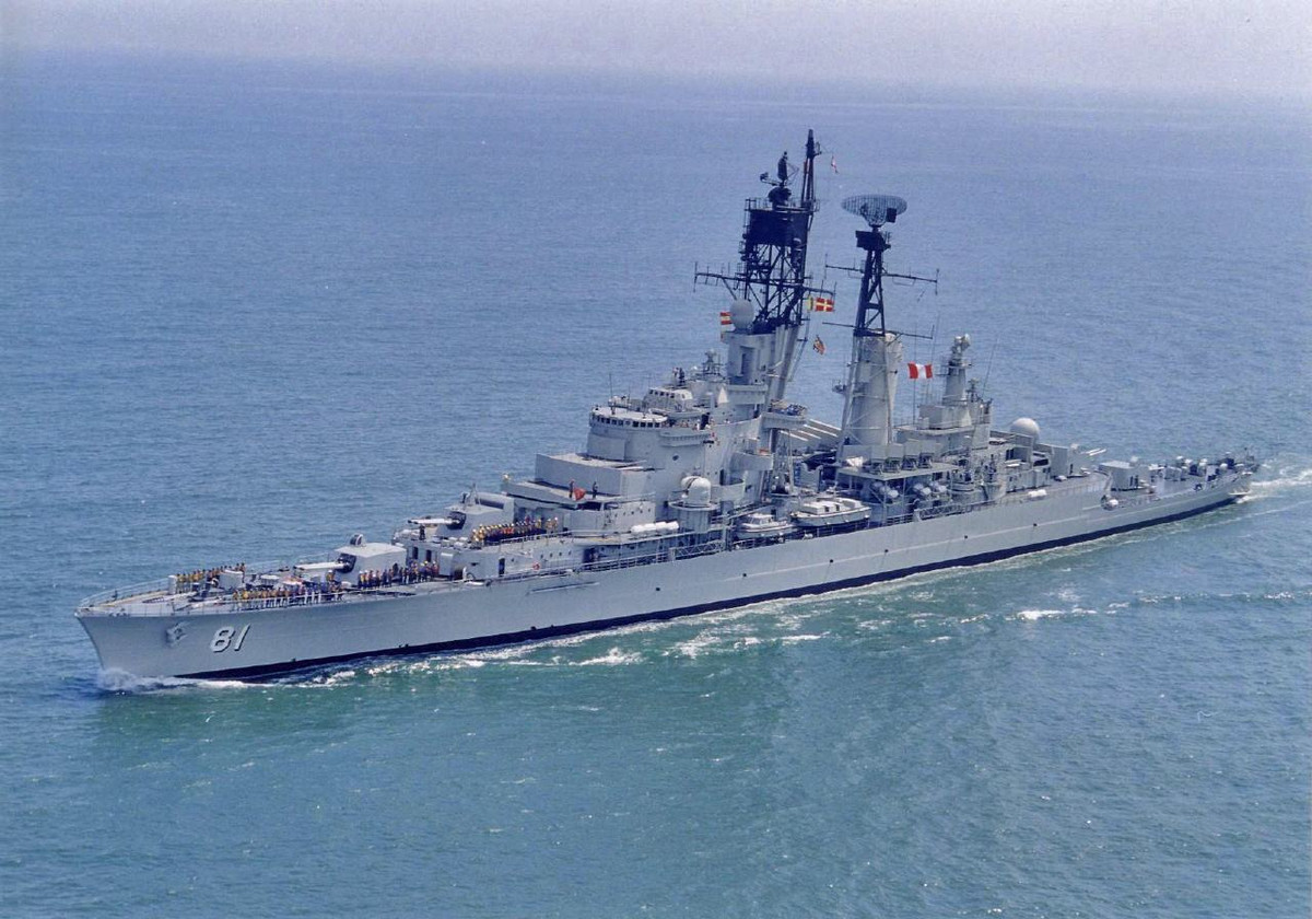 Khi mà các tàu tuần dương cùng thời đã được trang bị tên lửa thì De Ruyter do được thiết kế dựa trên kiểu chế tạo tàu tuần dương từ những năm 30 của thế kỷ trước nên hoàn toàn không hề tương thích với tên lửa. Nguồn ảnh: Netherland.