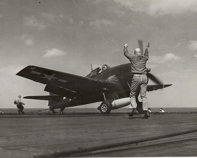 Trong khi đó F6F Hellcat chỉ mới đưa vào sản xuất từ năm 1943 cho tới năm 1945. Ấy vậy mà cũng có tới hơn 12.000 chiếc từng được cho ra đời, phục vụ trong Không quân Hải quân, Không quân Thuỷ quân Lục chiến Mỹ và Không quân Hải quân Hoàng gia Anh. Nguồn ảnh: WWII.