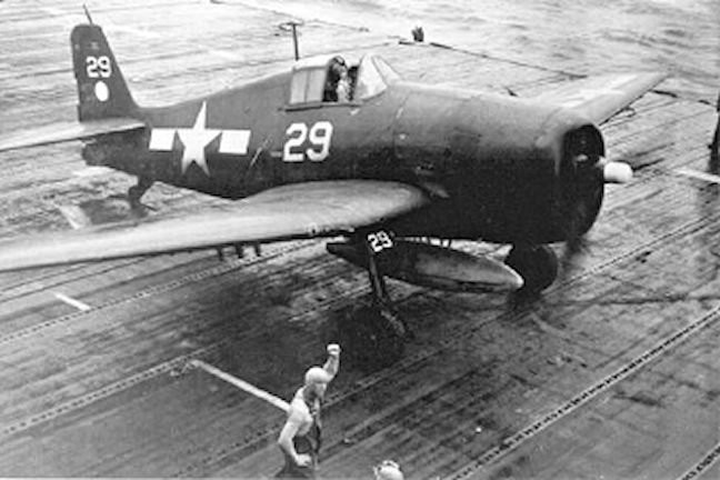 Hoả lực này là mạnh hơn nhiều chiến đấu cơ của Nhật Bản vì Zero dù cũng được trang bị pháo 20mm nhưng chỉ được kèm theo súng máy cỡ 7,62mm và số lượng súng máy trên Zero của Nhật cũng ít hơn - chỉ 2 khẩu. Nguồn ảnh: Photoarchive.