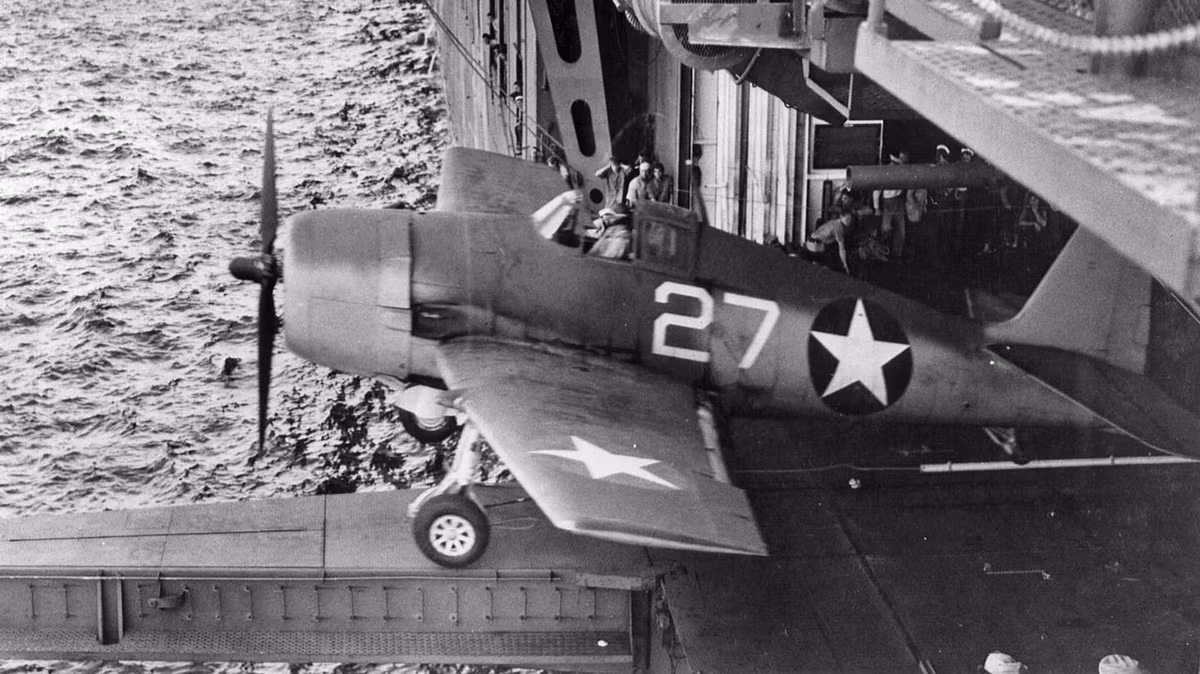 Hoả lực của F6F Hellcat cũng chính là một trong những điểm mạnh nhất của nó. Chiến đấu cơ này được trang bị 6 khẩu súng máy 12,7mm loại M2 Browning hoặc 2 khẩu pháo 20mm kèm theo 4 khẩu súng máy 12,7mm. Mỗi khẩu súng máy của F6F có dự trữ 400 viên đạn trong khi mỗi khẩu pháo có 225 viên dự trữ. Nguồn ảnh: Conscrip.