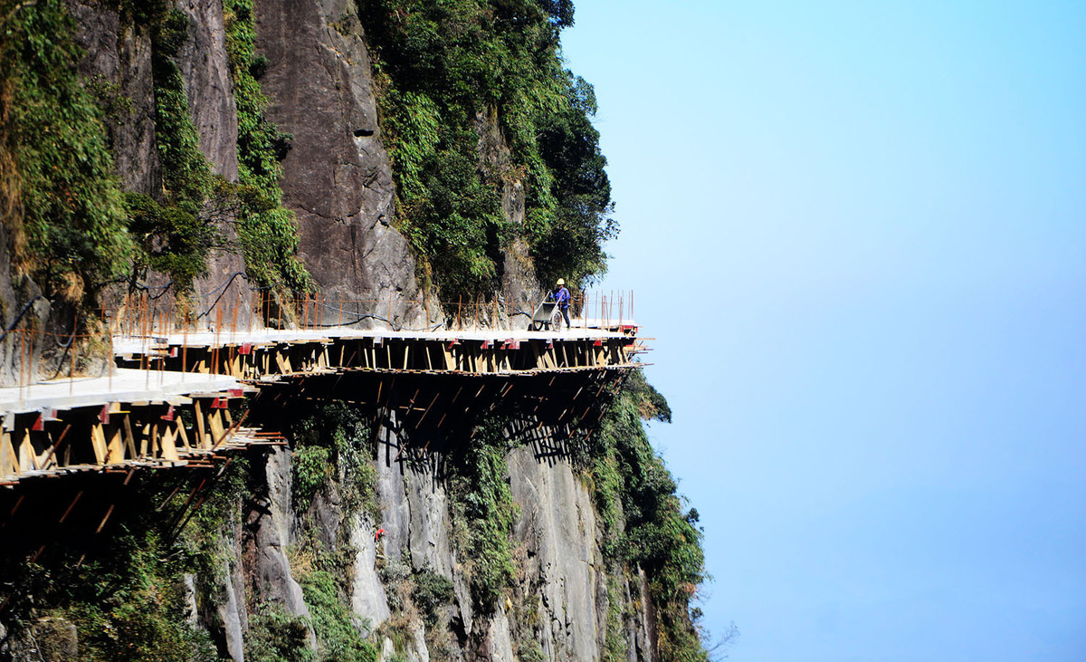 Một công trình cầu kính khác đang được Trung Quốc xây dựng ở Công viên Núi Mãng Sơn tại Huyện Nghi Chương, Trung Quốc. Ảnh: Theatlantic.