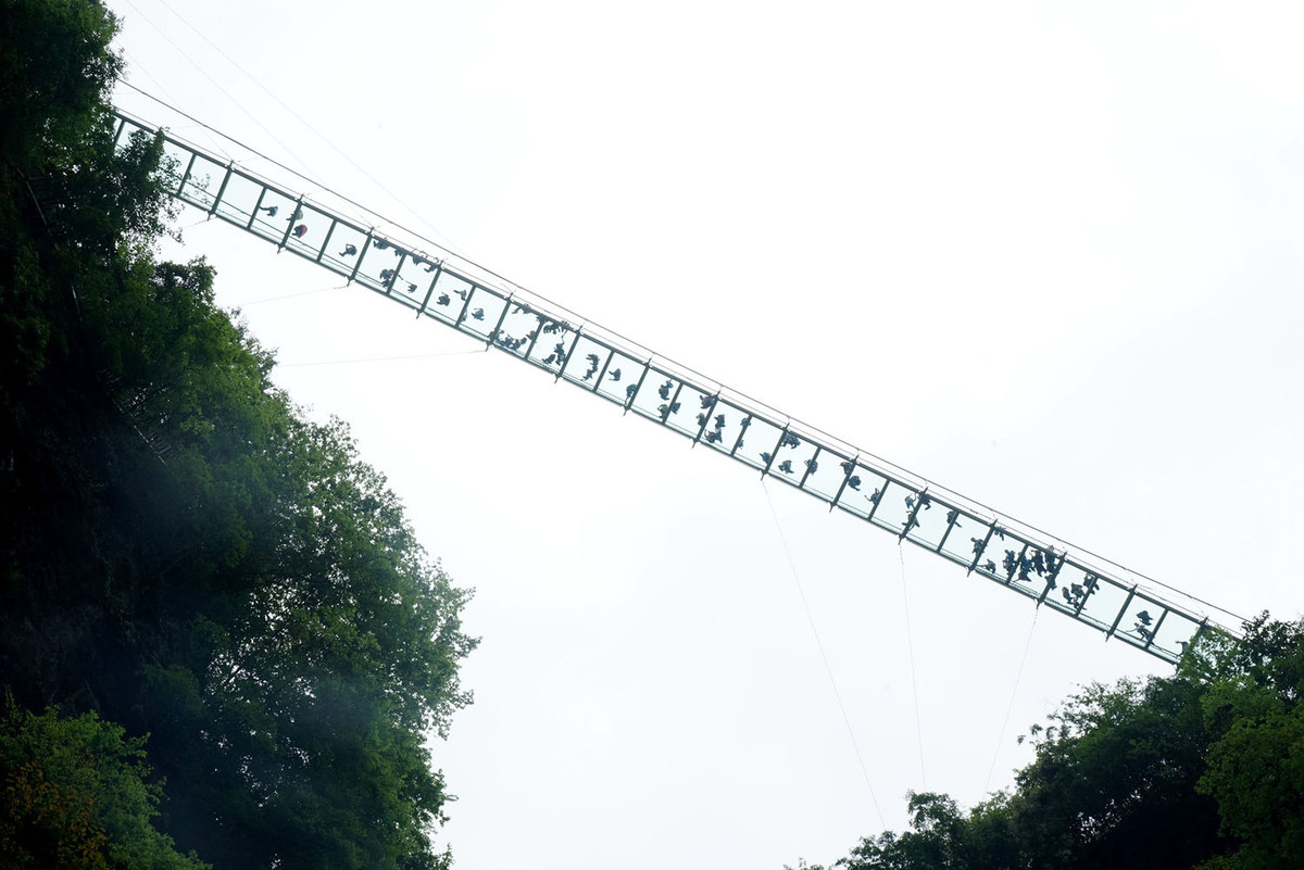 Cầu kính hiện cũng đang là một trong những mốt thịnh hành nhất tại các địa điểm tham quan du lịch của Trung Quốc. Ảnh: Cầu kính ở Liễu Châu, Quảng Tây. Ảnh: Theatlantic.