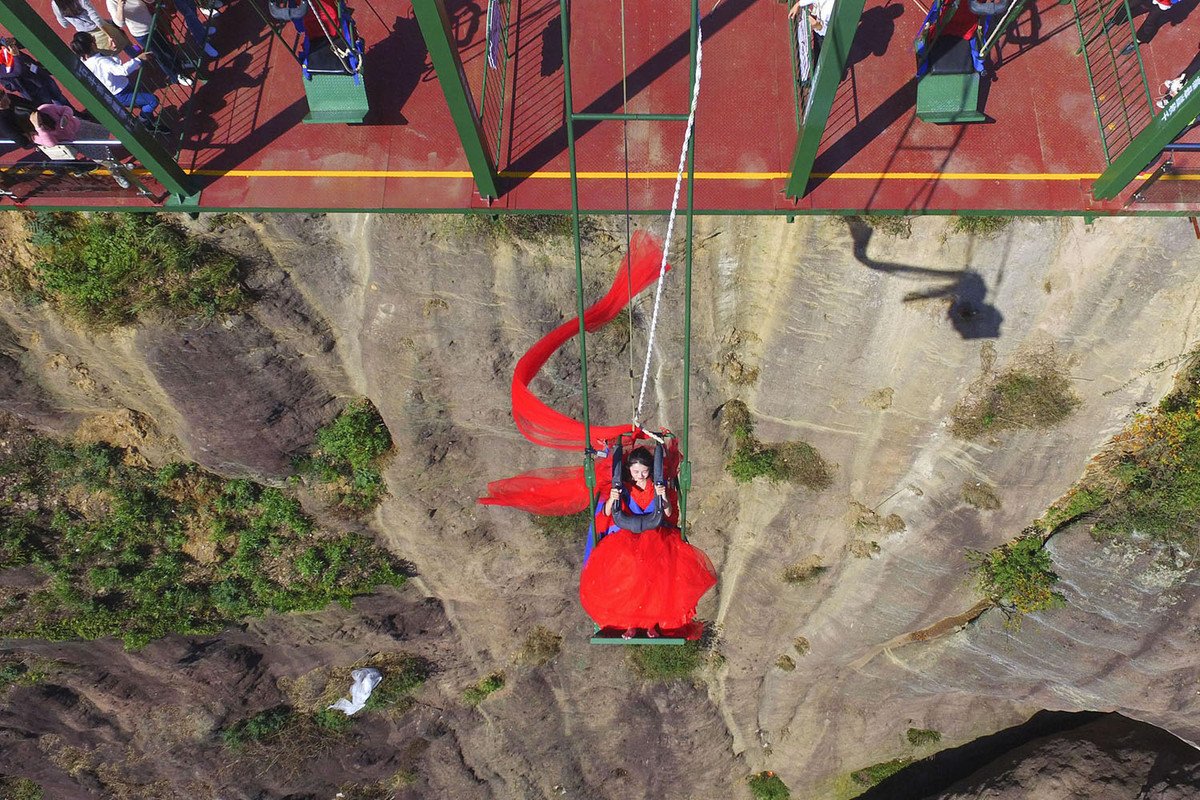 Xích đu rợn tóc gáy ở Công viên Địa chất Quốc gia Thạch Ngưu tại Bình Giang, Hồ Nam, Trung Quốc. Ảnh: Theatlantic.