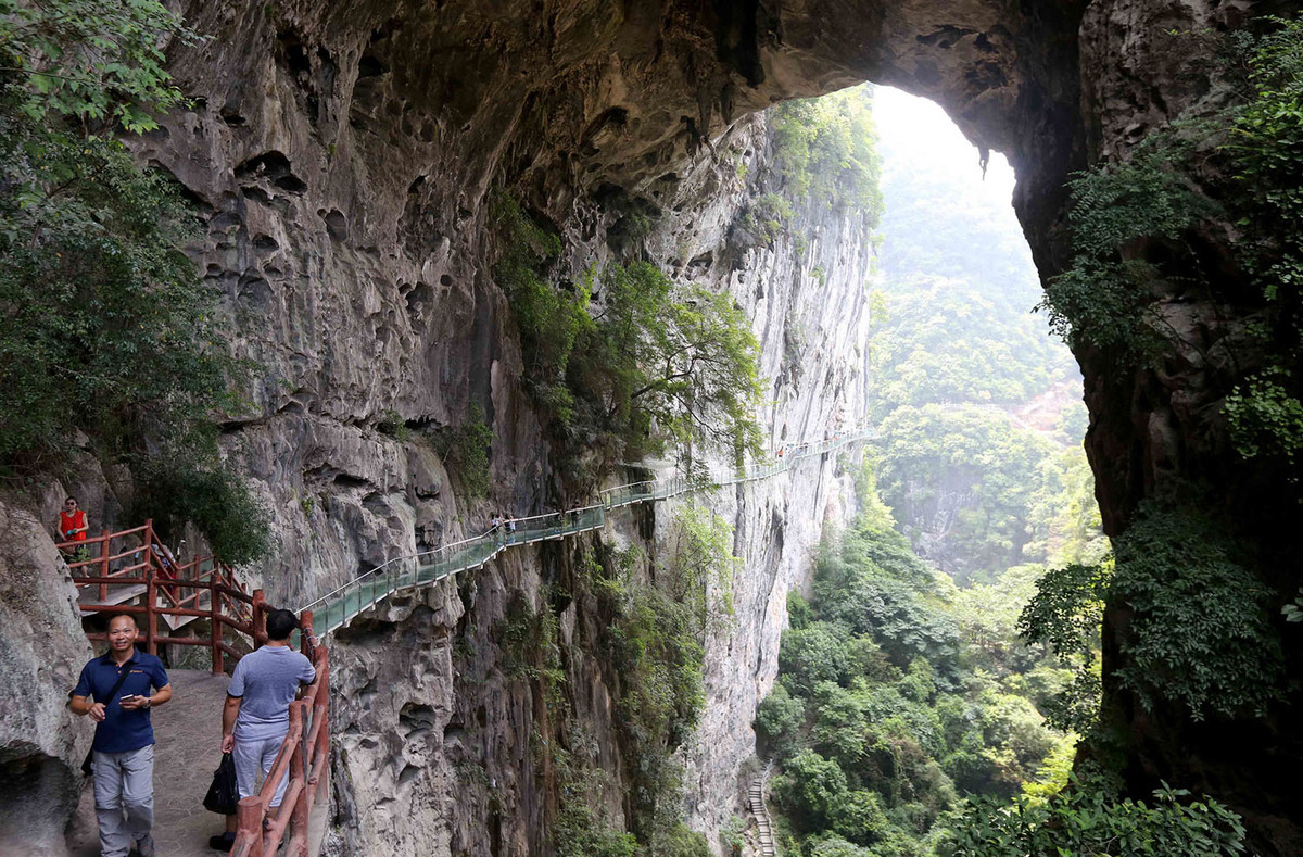 Con đường kính cạnh Hồ Thạch Môn nằm ở phía Nam tỉnh Quảng Tây. Ảnh: Theatlantic.