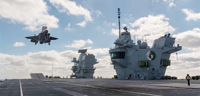 Cận cảnh pha hạ cánh ngược của chiến đấu cơ F-35, có thể thấy phần cầu nhảy cất cánh ở phía cuối đường băng, cho thấy chiếc F-35B này đang hạ cánh ngược hoàn toàn so với hướng di chuyển của tàu. Nguồn ảnh: Express.