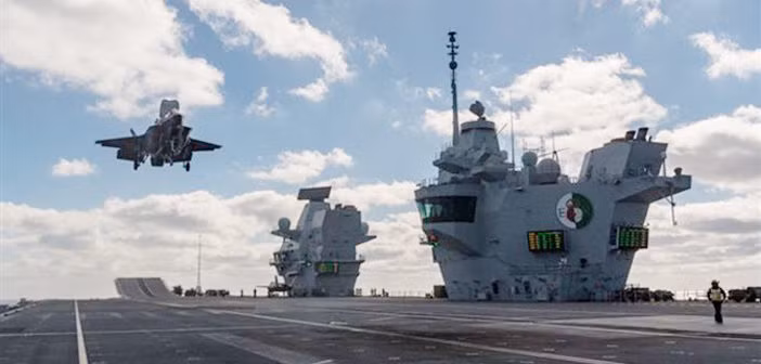 Cận cảnh pha hạ cánh ngược của chiến đấu cơ F-35, có thể thấy phần cầu nhảy cất cánh ở phía cuối đường băng, cho thấy chiếc F-35B này đang hạ cánh ngược hoàn toàn so với hướng di chuyển của tàu. Nguồn ảnh: Express.