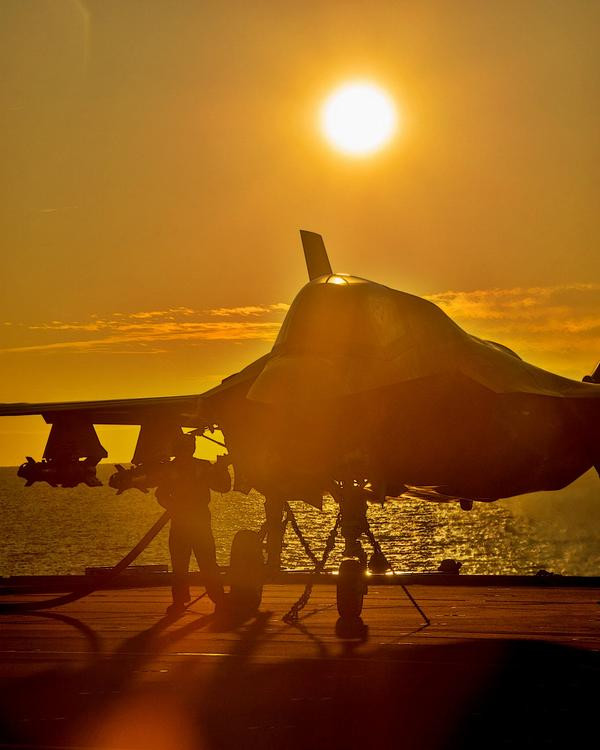 Nếu như thông lệ, chiến đấu cơ F-35B sẽ được cho hạ cánh thẳng đứng theo chiều tiếp cận cùng hướng di chuyển của tàu sân bay thì với bài hạ cánh ngược này, chiến đấu cơ F-35B sẽ tiếp cận tàu sân bay theo hướng mũi tàu hướng đến đuôi tàu. Nguồn ảnh: Sina.