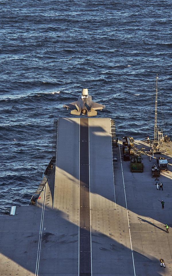 Trong tuần vừa qua, Hải quân Hoàng gia Anh đã cho thực hiện bài tập hạ cánh ngược được coi là cực kỳ khó khăn - nhất là với một lực lượng thuỷ thủ đoàn mới, chưa có kinh nghiệp phục vụ trên tàu sân bay như hiện tại. Nguồn ảnh: Sina.