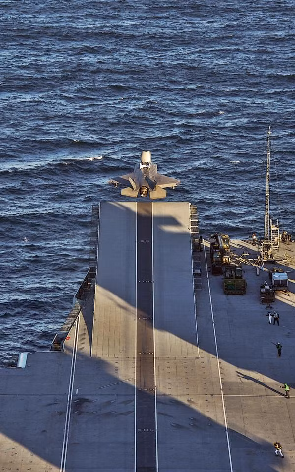 Trong tuần vừa qua, Hải quân Hoàng gia Anh đã cho thực hiện bài tập hạ cánh ngược được coi là cực kỳ khó khăn - nhất là với một lực lượng thuỷ thủ đoàn mới, chưa có kinh nghiệp phục vụ trên tàu sân bay như hiện tại. Nguồn ảnh: Sina.
