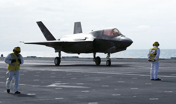 Kể từ giờ tới năm 2020, HMS Queen Elizabeth sẽ phải trải qua một loạt các bài kiểm tra, huấn luyện với cường độ cao. Hiện chiếc tàu sân bay thứ hai của Hải quân Hoàng gia Anh được đóng theo lớp này mang tên HMS Prince of Wales cũng đã được hạ thuỷ và sẽ sớm được hoàn thiện trong tương lai. Nguồn ảnh: UKI.