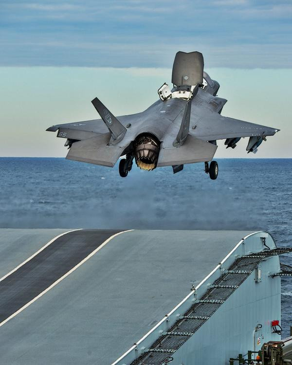 Cuộc huấn luyện cất - hạ cánh thử nghiệm và kiểm tra khả năng tương thích với hoạt động trên tàu sân bay Anh của F-35B sẽ kéo dài trong 9 tuần và bắt đầu từ hồi tháng 10 vừa rồi. Nếu không có gì thay đổi, cuộc huấn luyện này sẽ kết thúc vào tháng 10 tới đây. Nguồn ảnh: Express.