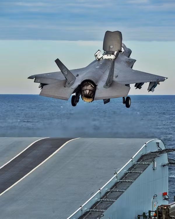 Cuộc huấn luyện cất - hạ cánh thử nghiệm và kiểm tra khả năng tương thích với hoạt động trên tàu sân bay Anh của F-35B sẽ kéo dài trong 9 tuần và bắt đầu từ hồi tháng 10 vừa rồi. Nếu không có gì thay đổi, cuộc huấn luyện này sẽ kết thúc vào tháng 10 tới đây. Nguồn ảnh: Express.