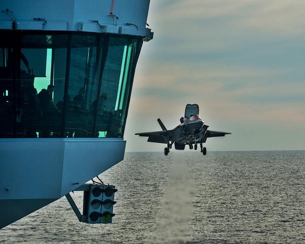 Hướng tiếp cận ngược này đòi hỏi phi công phải điều khiển máy bay một cách cực kỳ cẩn trọng vì khi hạ cánh, tàu sân bay vẫn tiếp tục di chuyển và phi công sẽ phải... bay ngược ra sau đồng tốc với tốc độ di chuyển của tàu sân bay. Nguồn ảnh: Sina.