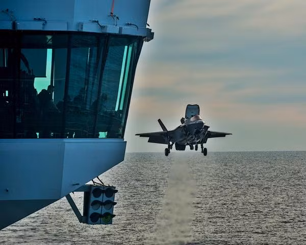 Hướng tiếp cận ngược này đòi hỏi phi công phải điều khiển máy bay một cách cực kỳ cẩn trọng vì khi hạ cánh, tàu sân bay vẫn tiếp tục di chuyển và phi công sẽ phải... bay ngược ra sau đồng tốc với tốc độ di chuyển của tàu sân bay. Nguồn ảnh: Sina.