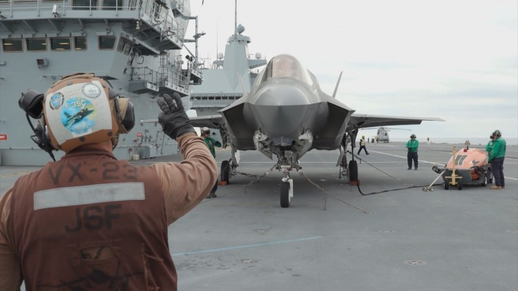 Theo truyền thông Anh, hạ cánh ngược là một trong những khoa mục cuối cùng được thực hành trong khoá huấn luyện này của tàu sân bay HMS Queen Elizabeth. Điều này đồng nghĩa với việc, khoá tập huấn lần này của tàu sân bay to nhất nước Anh có vẻ đã thành công. Nguồn ảnh: Express.