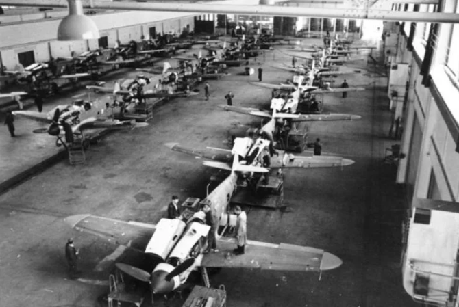 Tính sơ bộ, tổng cộng trong Chiến tranh Thế giới thứ 2, cả thế giới đã sản xuất khoảng 6 triệu phương tiện thiết giáp - trong đó bao gồm xe tăng, pháo tự hành các loại, xe bọc thép chở quân,... Nguồn ảnh: Warhistory.