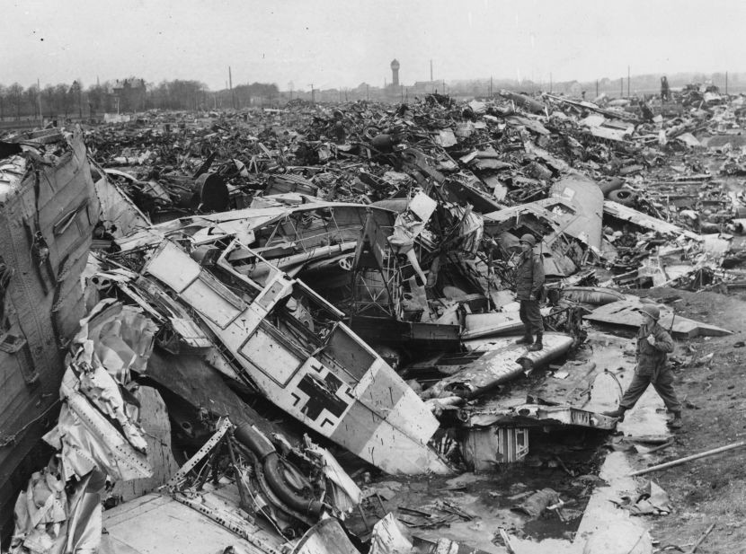 Việc tái chế những rác thải quân sự này được các cường quốc đẩy cho các tập đoàn, công ty công nghiệp. Qua đó họ có thể sử dụng luôn nguồn vật liệu vô biên này để sản xuất những phương tiện hữu ích hơn trong thời bình như xe hơi, máy cày,... Nguồn ảnh: Warhistory.