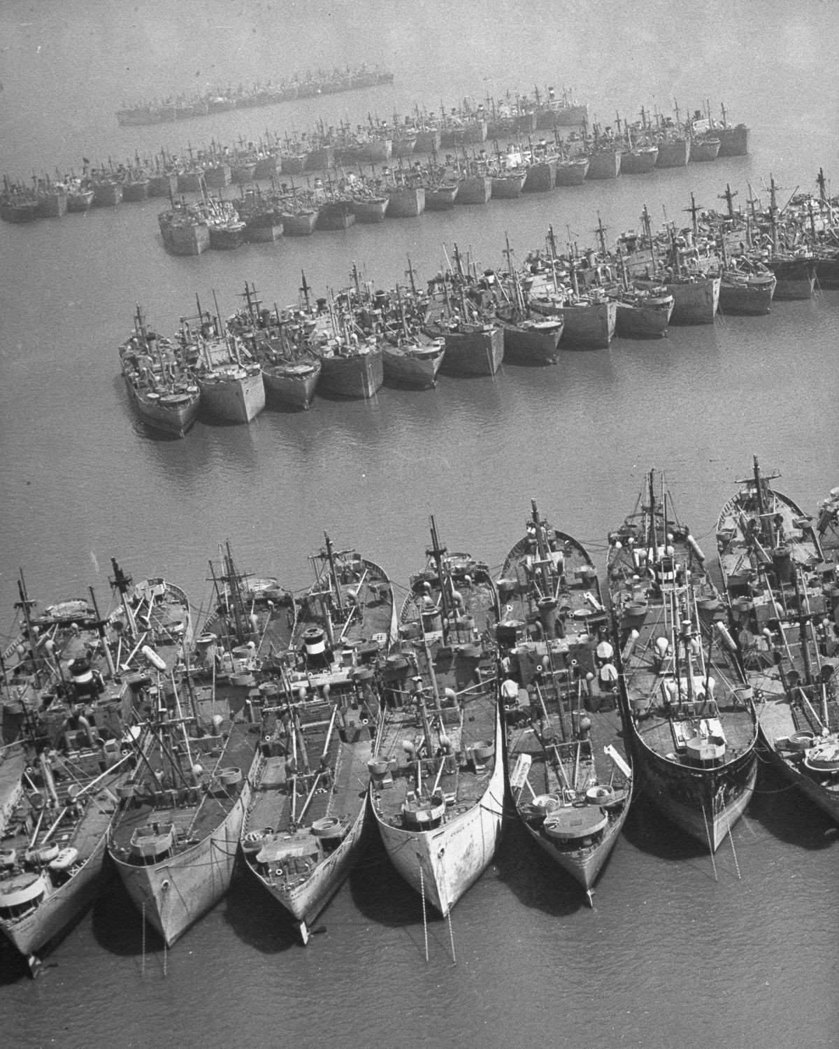 Tổng cộng có 55.500 tàu quân sự được đóng trong thời gian diễn ra cuộc chiến, ngoài ra còn có 45.000 tên lửa các loại và 850.000 máy bay chiến đấu. Nguồn ảnh: Warhistory.