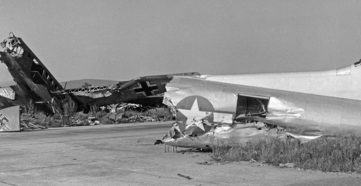 Việc các tập đoàn bắt tay vào tái chế hàng quân sự và biến đổi chúng thành hàng dân sự cũng sẽ cung cấp rất nhiều việc làm cho công nhân phục vụ trong các nhà máy quốc phòng trước đây và binh lính vừa giải ngũ - một lực lượng có sức lao động tốt vừa trở về từ chiến trường và rất cần một công việc để tự nuôi sống bản thân. Nguồn ảnh: Warhistory.