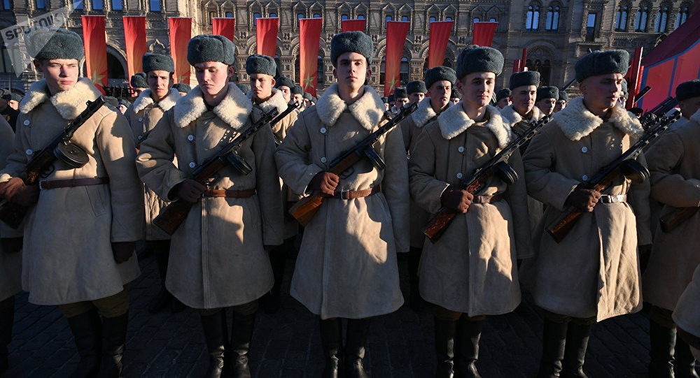 Ngày 7/11/1941, khi quân Đức quốc xã đã tiến sát tới Thủ đô Moscow của Liên bang Xô Viết, thậm chí Quảng trường Đỏ đã nằm trong tầm ống nhòm của một nhóm lính trinh sát pháo binh Đức thì người Liên Xô đã có buổi lễ kỷ niệm 24 năm ngày Cách mạng Tháng 10 Nga hết sức đặc biệt. Nguồn ảnh: TASS.