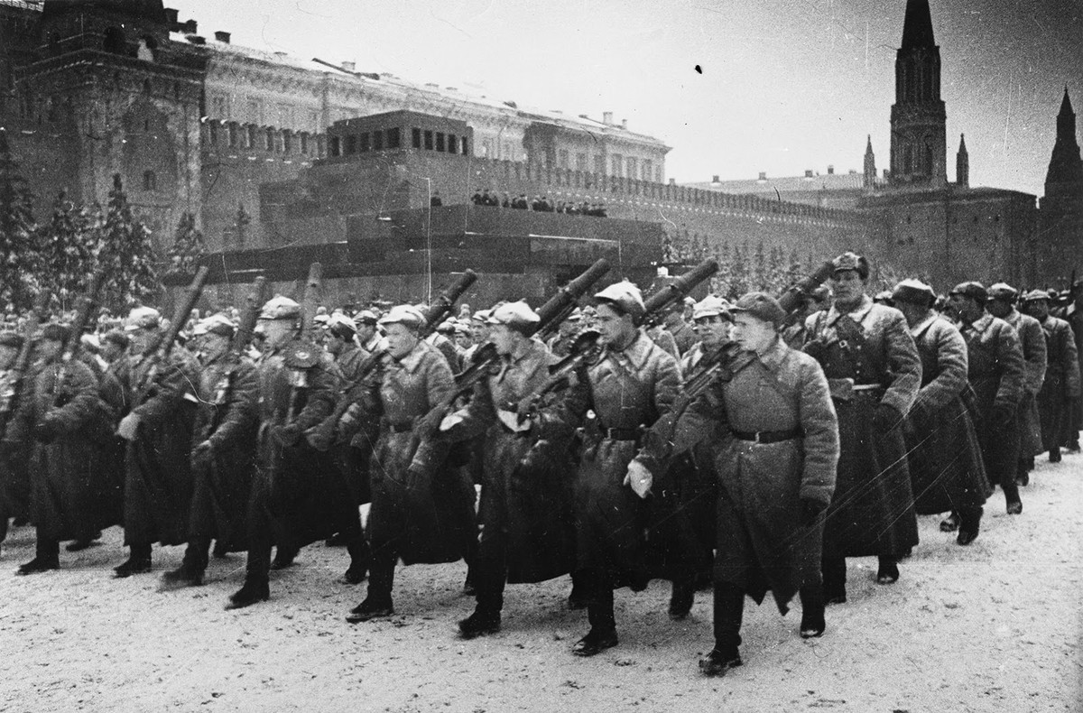 Những hình ảnh hiếm hoi ghi lại trong cuộc duyệt binh lịch sử diễn ra ở Moscow ngày 7/11/1941. Toàn bộ người dân Moscow đã ra Quảng Trường Đỏ tiễn đưa những người lính này tham gia "trận đánh cuối cùng". Nguồn ảnh: Archive.