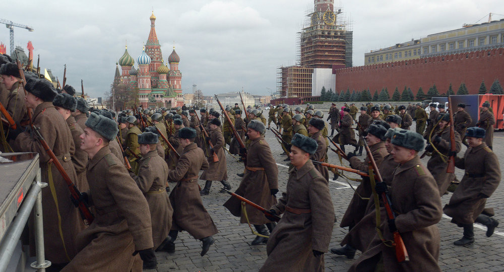 Cuộc duyệt binh lịch sử diễn ra vào buổi sáng ngày 7/11/1941. Tổng bí thư Đảng Cộng sản Liên Xô Joseph Stalin đã đọc diễn văn trước hàng vạn binh lính đang duyệt binh qua Quảng Trường Đỏ để tiến thẳng ra chiến trường lúc bấy giờ. Nguồn ảnh: TASS.