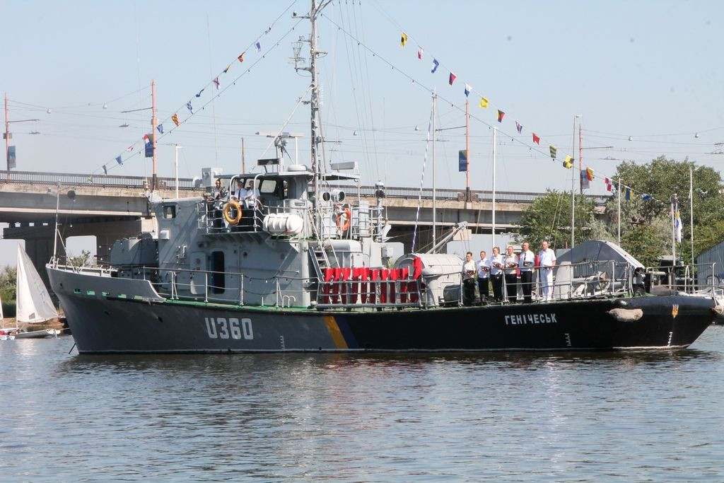 Cuối cùng là tàu quét thuỷ lôi U360 Henichesk có độ giãn nước 96,5 tấn. Tàu được đóng theo lướp Yevgenya và cũng đã gia nhập Hải quân Ukraine từ năm 1985. Nguồn ảnh: Navalsorce.