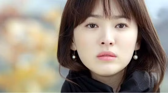 Uống đủ nước: Nữ diễn viên uống đủ 2 lít nước mỗi ngày để cung cấp đủ độ ẩm cần thiết cho cơ thể và dưỡng ẩm cho da. Ngoài nước lọc, người đẹp còn uống nước ép, trà thảo mộc... 