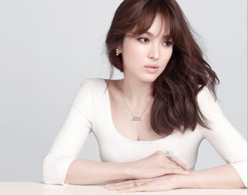 Chế độ ăn uống lành mạnh: Bí quyết làm đẹp cơ bản của Song Hye Kyo là duy trì chế độ ăn uống lành mạnh để làn da khỏe từ bên trong. Cô tránh xa đồ ăn ngọt, bánh ngọt và đồ uống có gas.