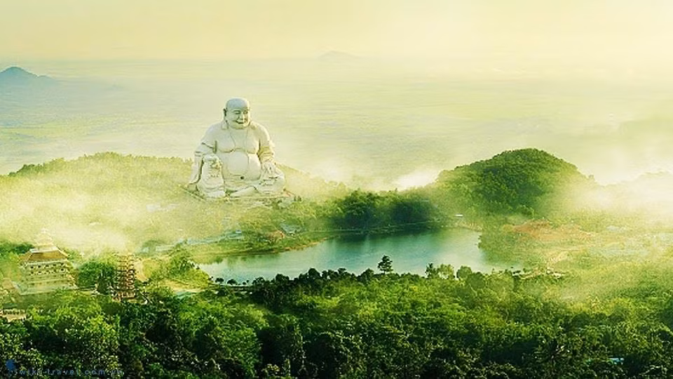 Thiên Cấm Sơn (Núi Cấm): Có độ cao 716 m, dài 7.500 m, đây là ngọn núi cao nhất trong dãy Thất Sơn, cũng là ngọn núi thiêng nhất trong vùng Bảy Núi. Trên núi có một hồ chứa nước thiên nhiên rất rộng và đẹp, gọi là hồ Thủy Liêm.