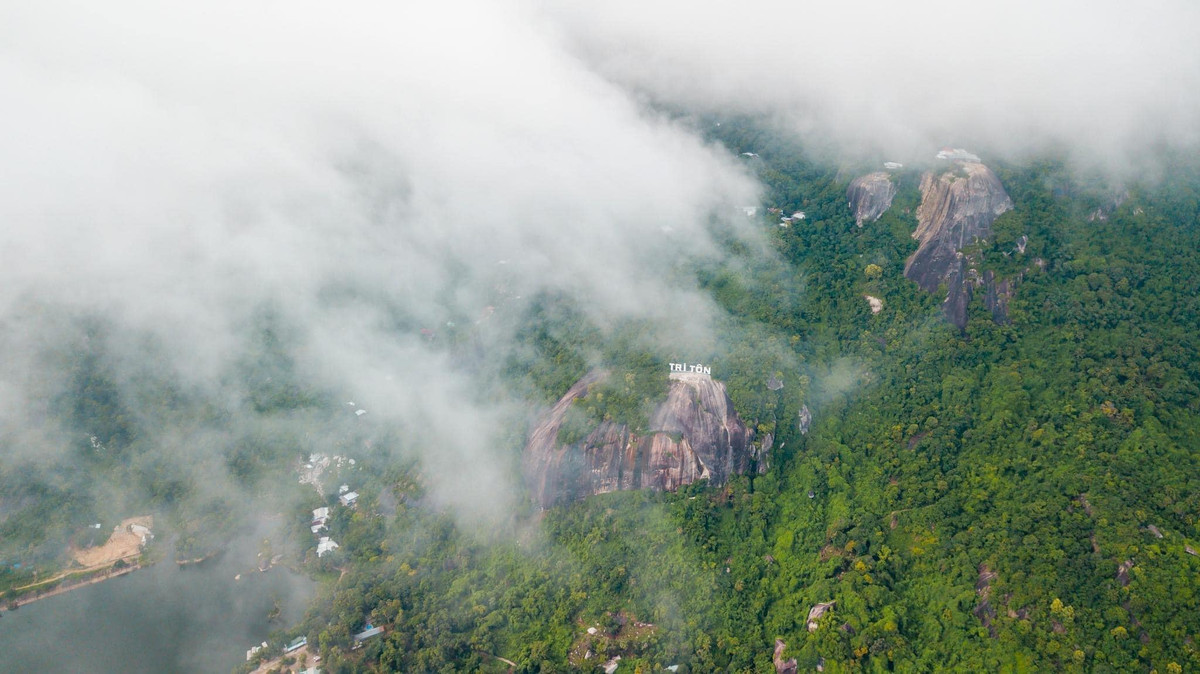 Phụng Hoàng Sơn (Núi Cô Tô): Xuất phát từ tên gọi Phnom-Ktô của người dân tộc Khmer, núi Cô Tô được kể lại là nơi có lưu lại dấu chân phượng hoàng từ thuở khai thiên lập địa. Nằm ở sườn phía Đông núi Cô Tô là hồ nước luôn xanh biếc và phẳng lặng.