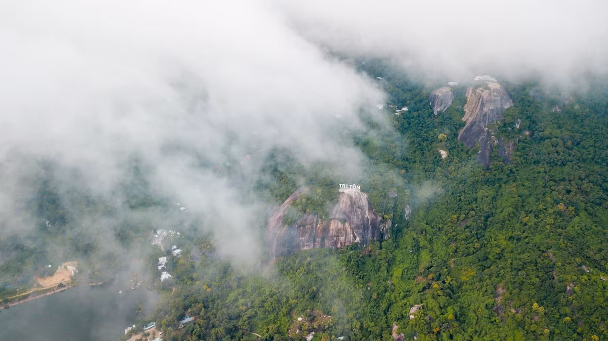 Phụng Hoàng Sơn (Núi Cô Tô): Xuất phát từ tên gọi Phnom-Ktô của người dân tộc Khmer, núi Cô Tô được kể lại là nơi có lưu lại dấu chân phượng hoàng từ thuở khai thiên lập địa. Nằm ở sườn phía Đông núi Cô Tô là hồ nước luôn xanh biếc và phẳng lặng.