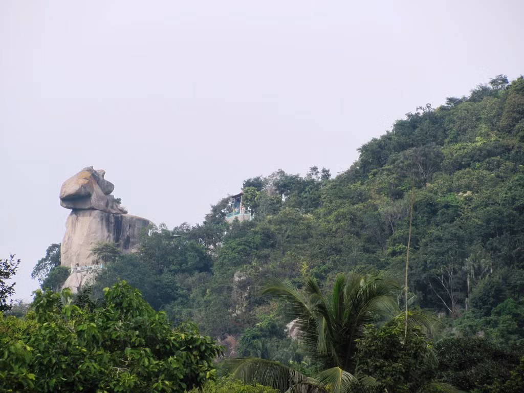 Anh Vũ Sơn (Núi Ông Két): Đường lên đỉnh do người dân lên núi kiếm củi tạo thành. Điều thú vị là đoạn này còn rất hoang sơ nên rất đẹp và thanh tịnh. Nhiều phiến đá tạo hình dáng tự nhiên rất đẹp. Một phiến đá có hình dạng như chiếc thuyền độc mộc trên lưng chừng núi.